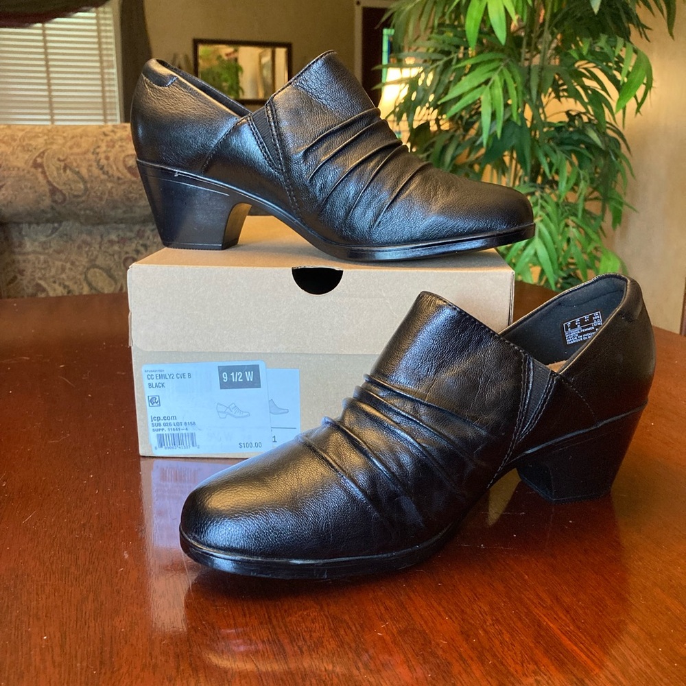 Clark Emily2 Black leather slip ons 9 1/2 wide width.